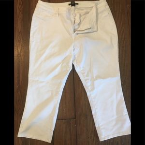 Roz & Ali White Capri Pants